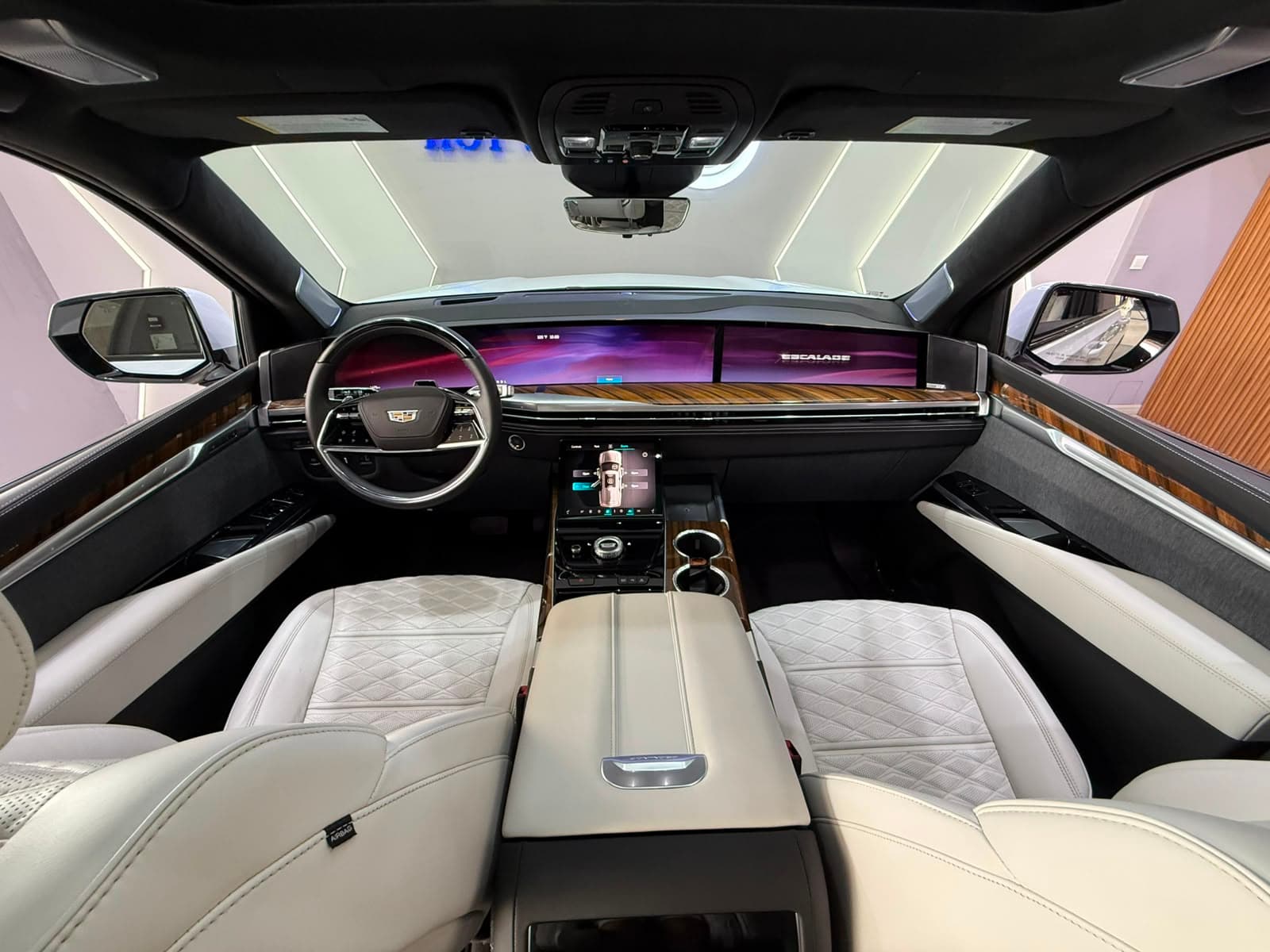 Cadillac Escalade thumbnail 2