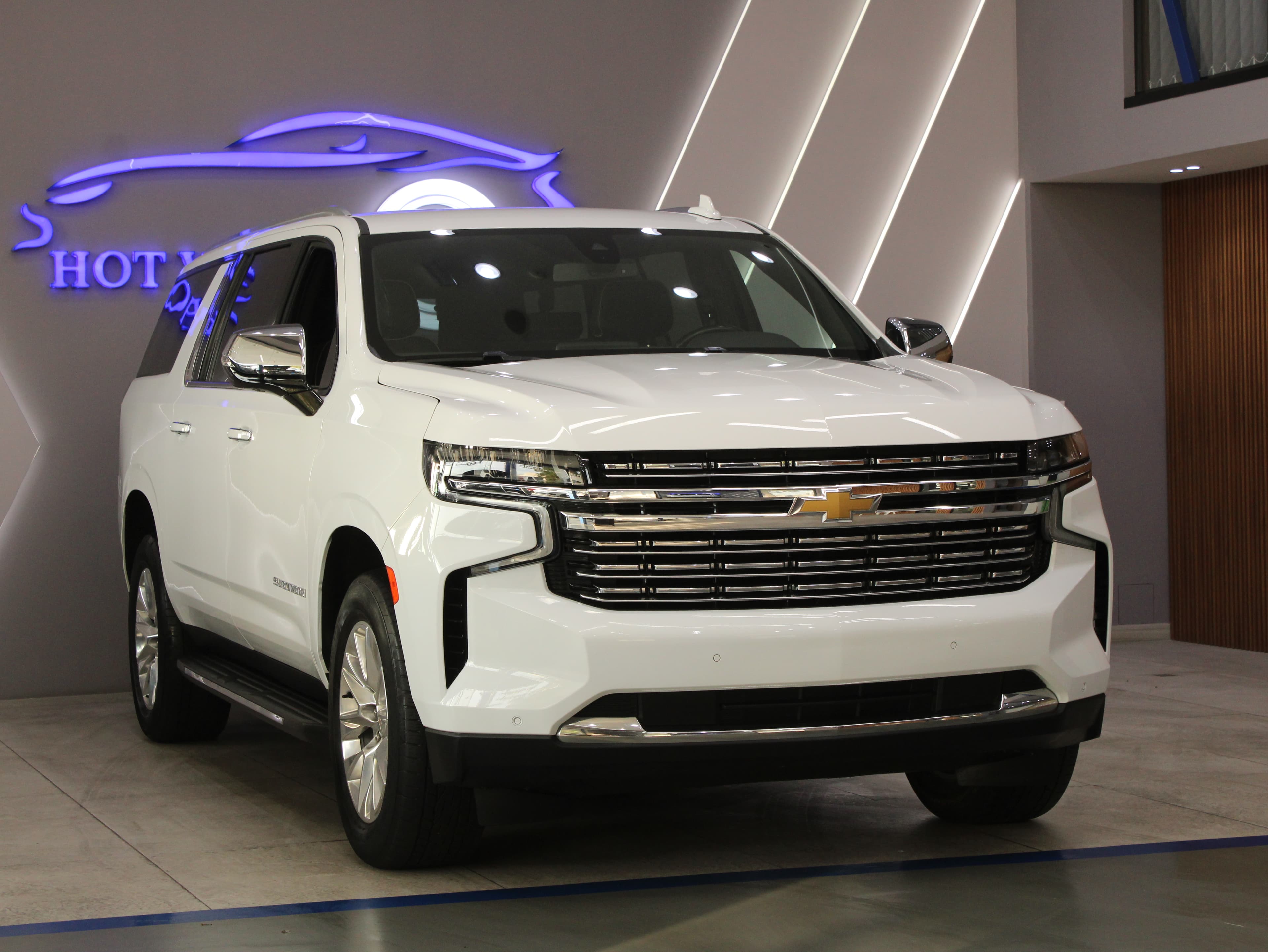 Chevrolet Suburban Premier thumbnail 2