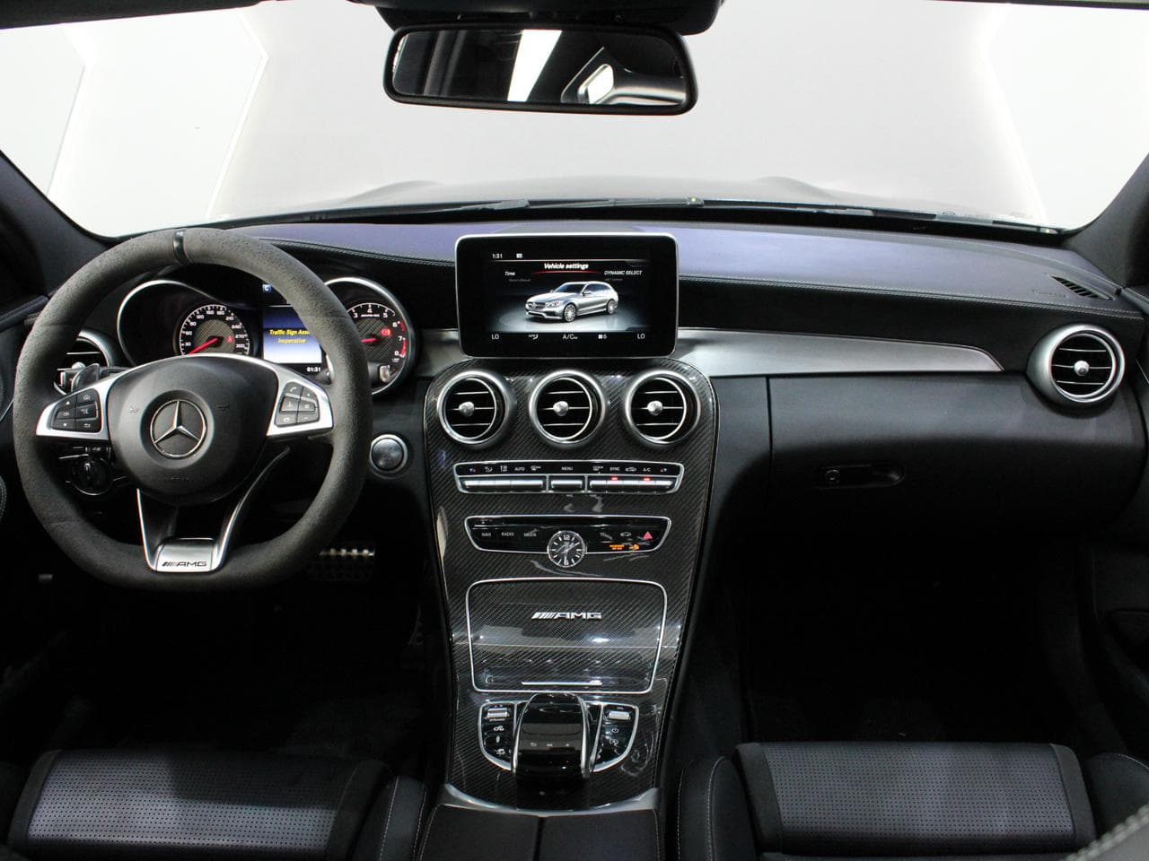 Mercedes-Benz C63 AMG thumbnail 4