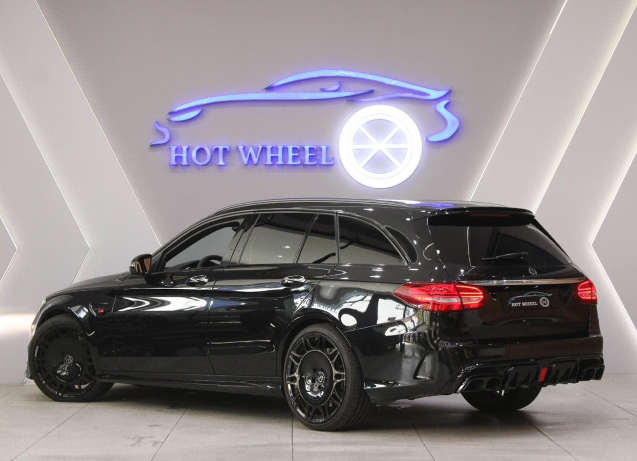 Mercedes-Benz C63 AMG thumbnail 7