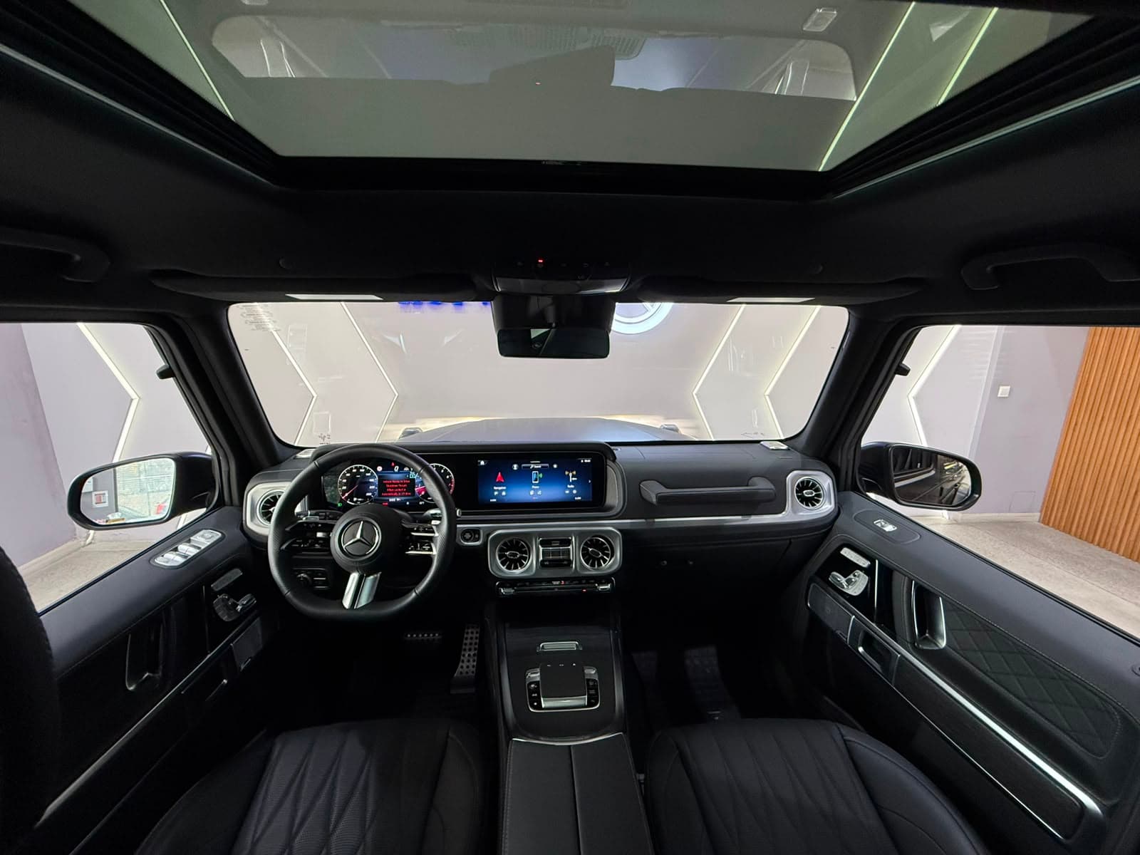 Mercedes-Benz G550 thumbnail 4