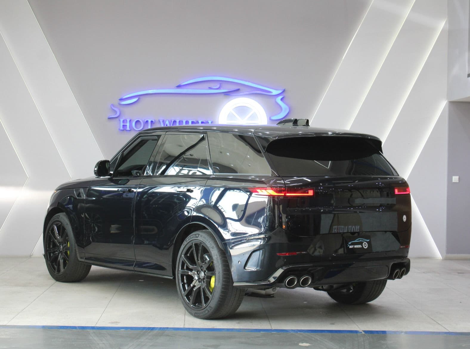Land Rover Range Rover Sport SV thumbnail 2