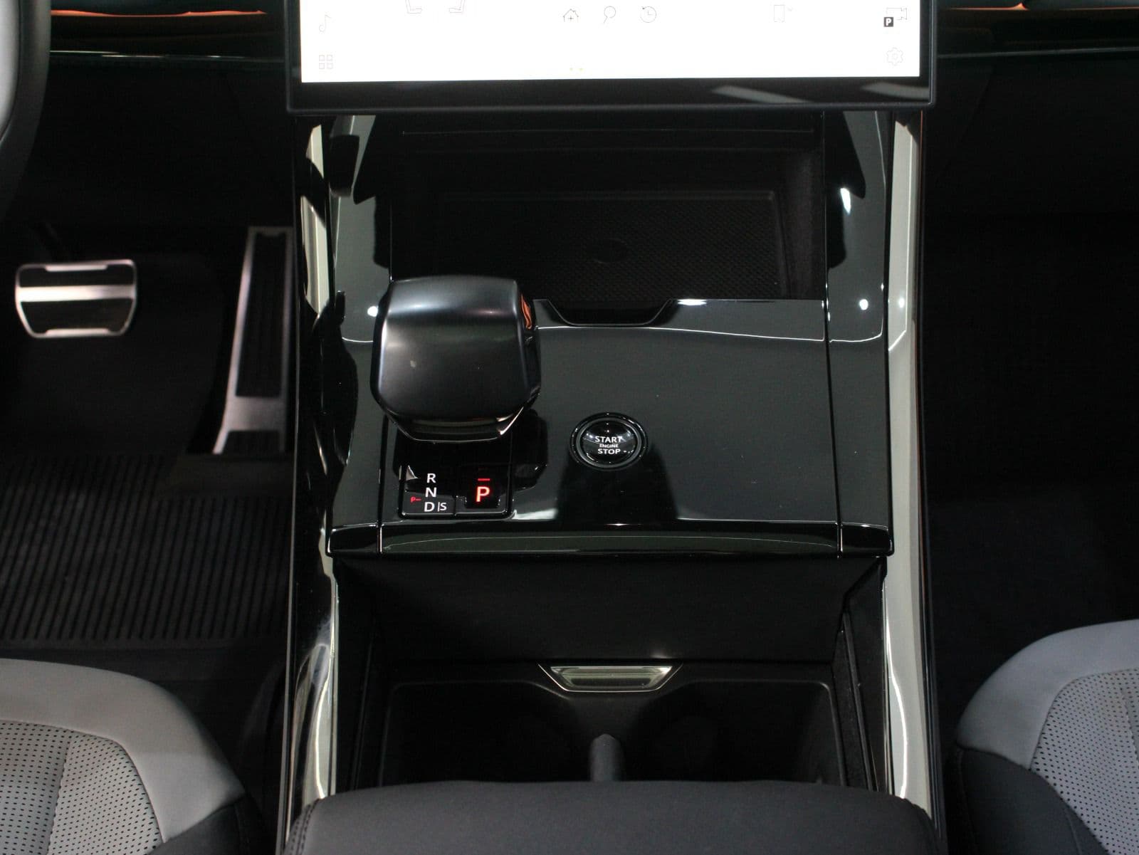Land Rover Range Rover Sport SV thumbnail 3